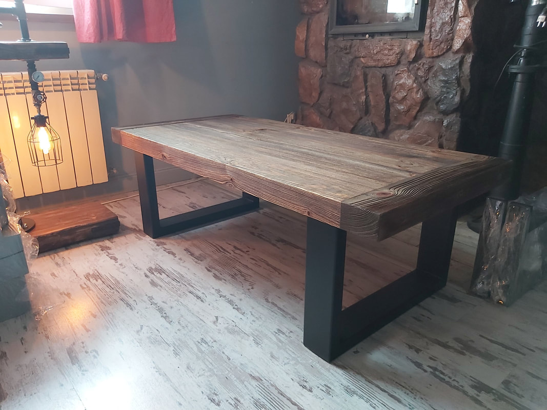 stolik loftowy z drewnianym piaskowanym blatem 